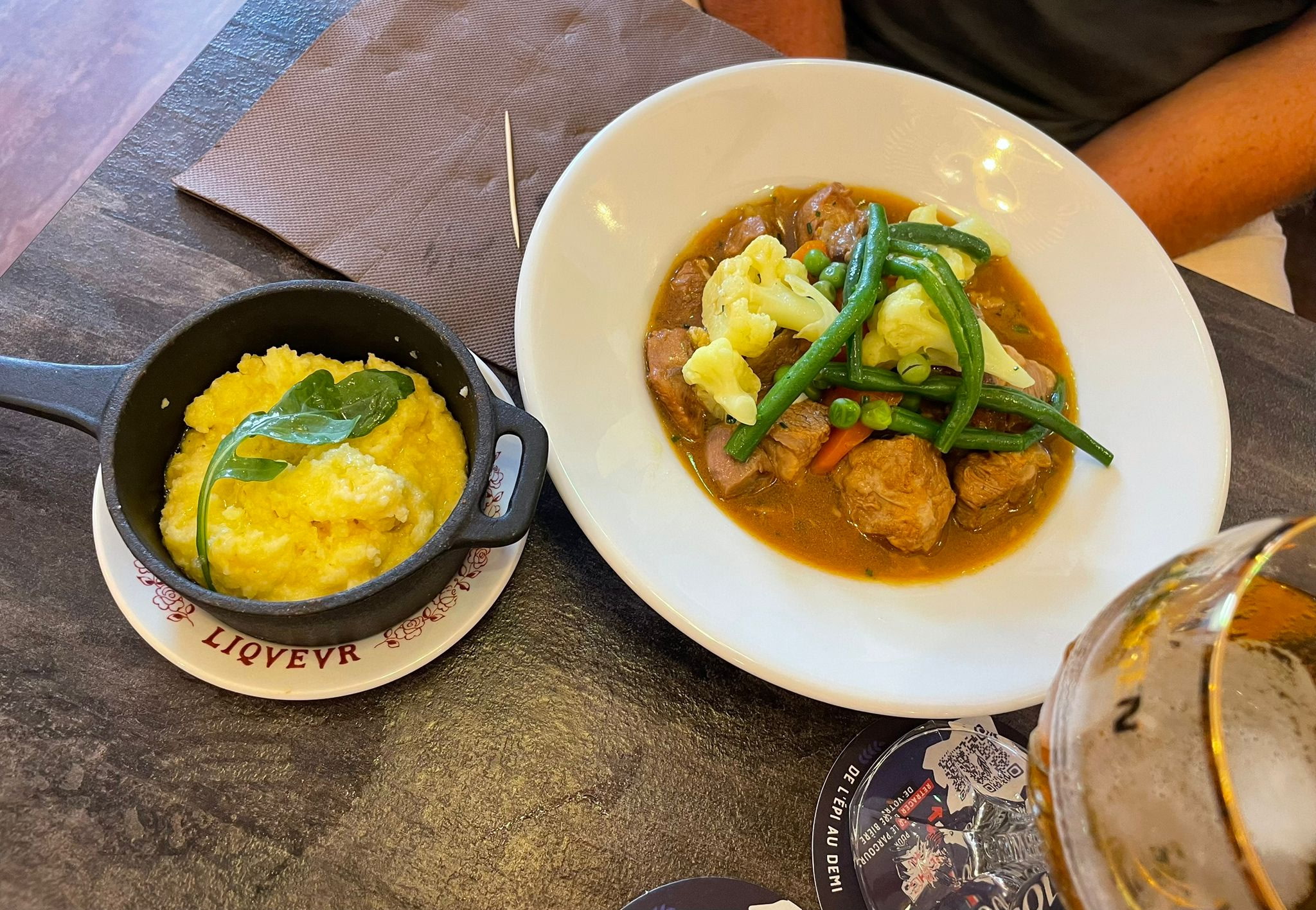 Souris d'agneau mijotée et polenta crémeuse, Café Régalade