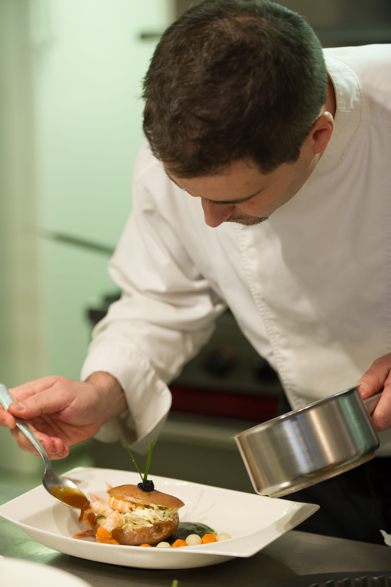 Ludovic Ciais, chef du Café Régalade, dressant une assiette