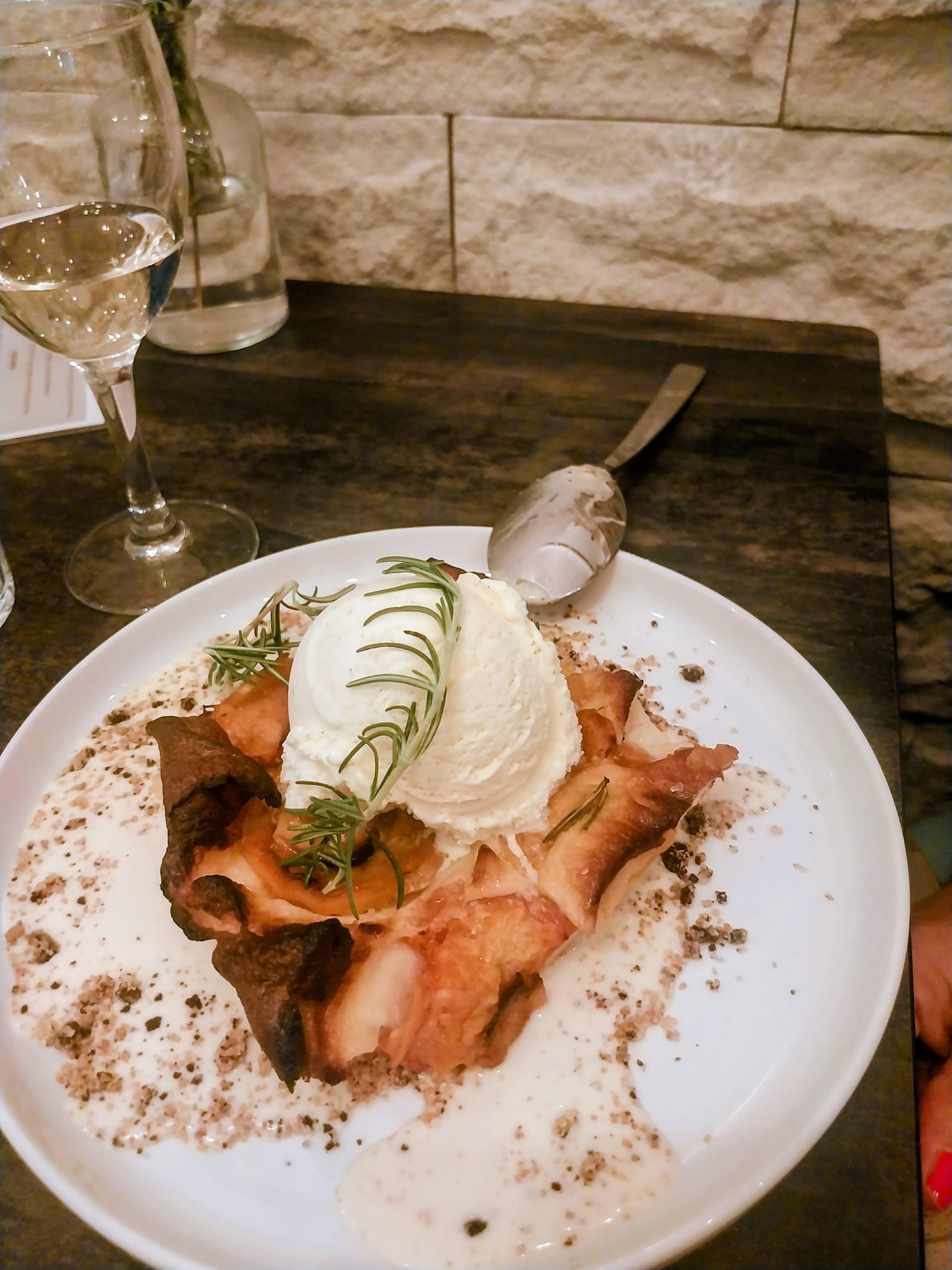 Tarte fine aux fruits, glace vanille et romarin