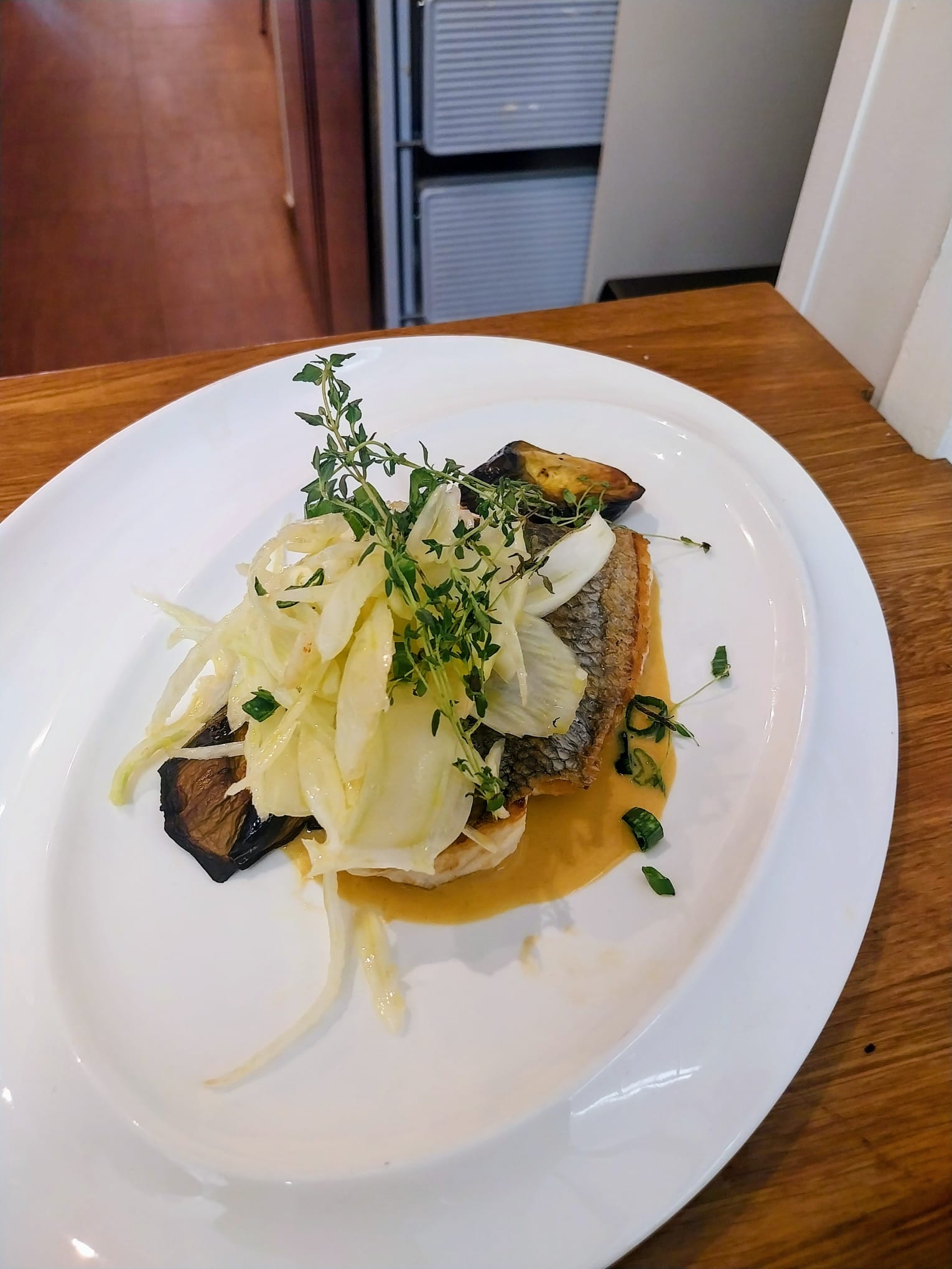Filet de poisson snacké, fenouil croquant et aubergine confite