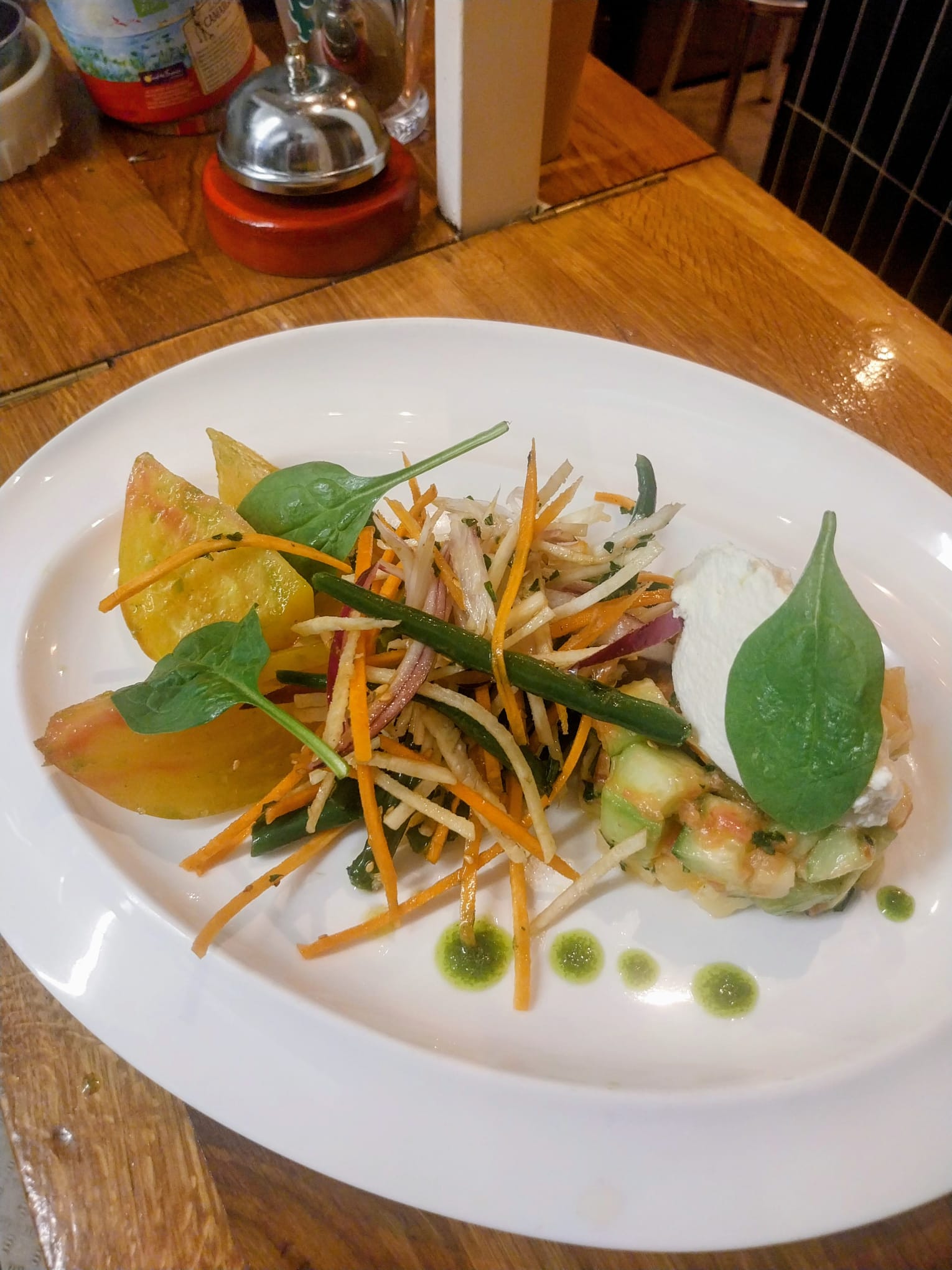 Tartare de légumes, julienne croquante et burrata